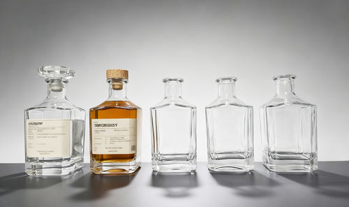 اكتشف تصاميم زجاجات زجاجية أنيقة وجريئة