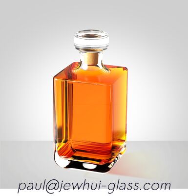 الجودة  750ml Whiskey Bottle/Golden Hot Stamping/Embossed Logo/Wooden Cork مصنع